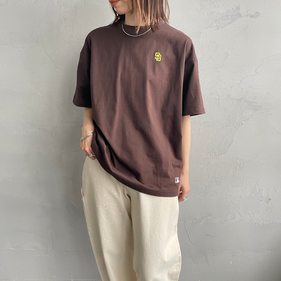 Fanatics [ファナティクス] 別注 MLBバックプリントTシャツ [ML0124FW0013-2-JF] BROWN &&モデル身長：158cm 着用サイズ：S&&