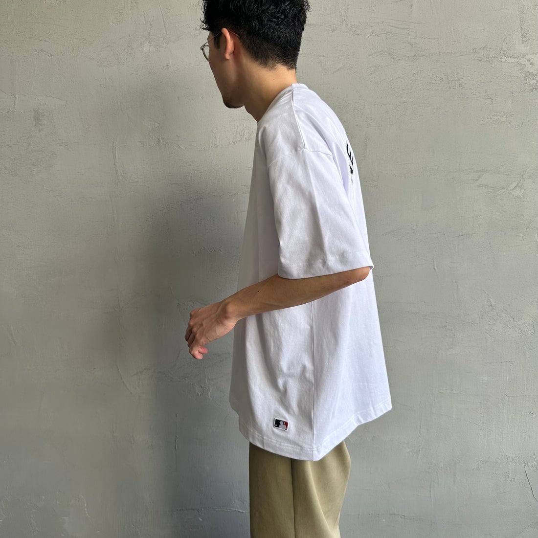 Fanatics [ファナティクス] 別注 MLBバックプリントTシャツ [ML0124FW0013-2-JF] WHITE &&モデル身長：167cm 着用サイズ：L&&