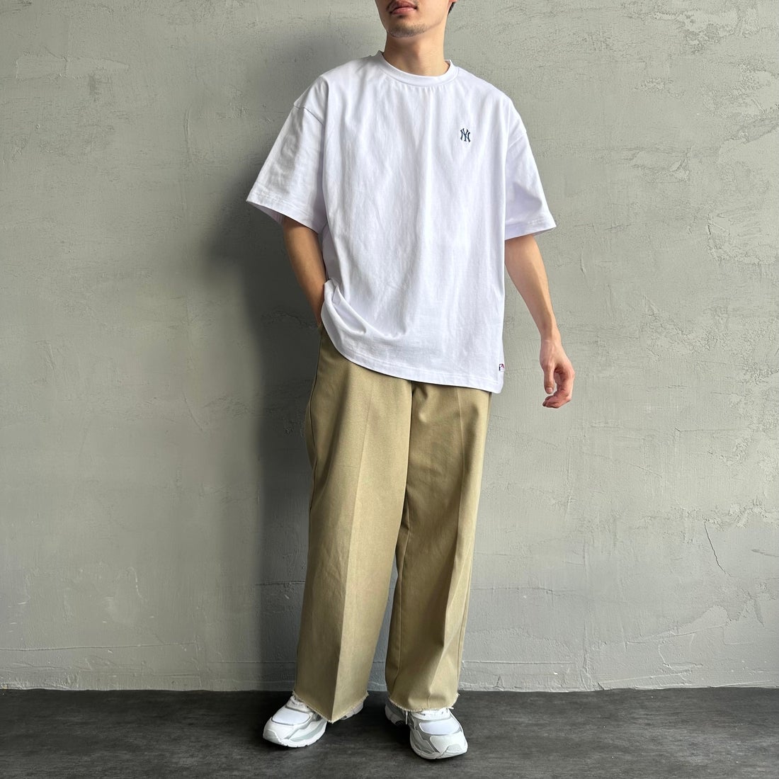 Fanatics [ファナティクス] 別注 MLBバックプリントTシャツ [ML0124FW0013-2-JF] WHITE &&モデル身長：167cm 着用サイズ：L&&
