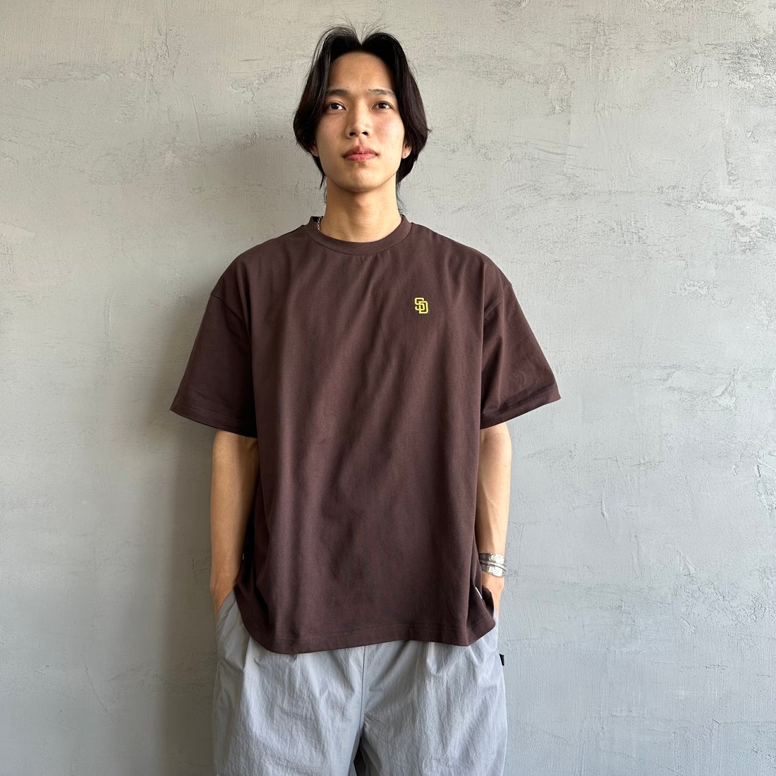 Fanatics [ファナティクス] 別注 MLBバックプリントTシャツ [ML0124FW0013-2-JF] BROWN &&モデル身長：179cm 着用サイズ：L&&