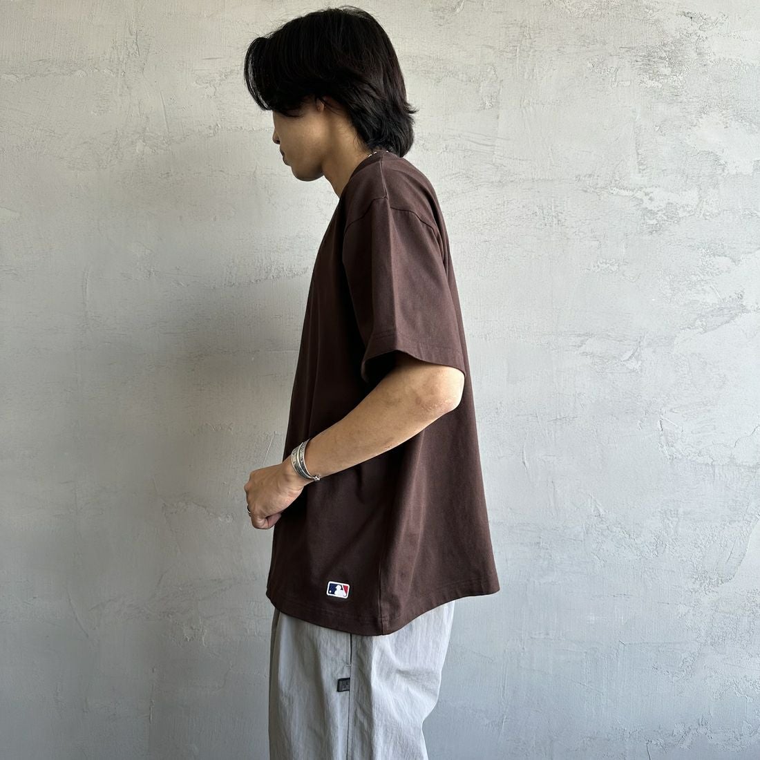 Fanatics [ファナティクス] 別注 MLBバックプリントTシャツ [ML0124FW0013-2-JF] BROWN &&モデル身長：179cm 着用サイズ：L&&