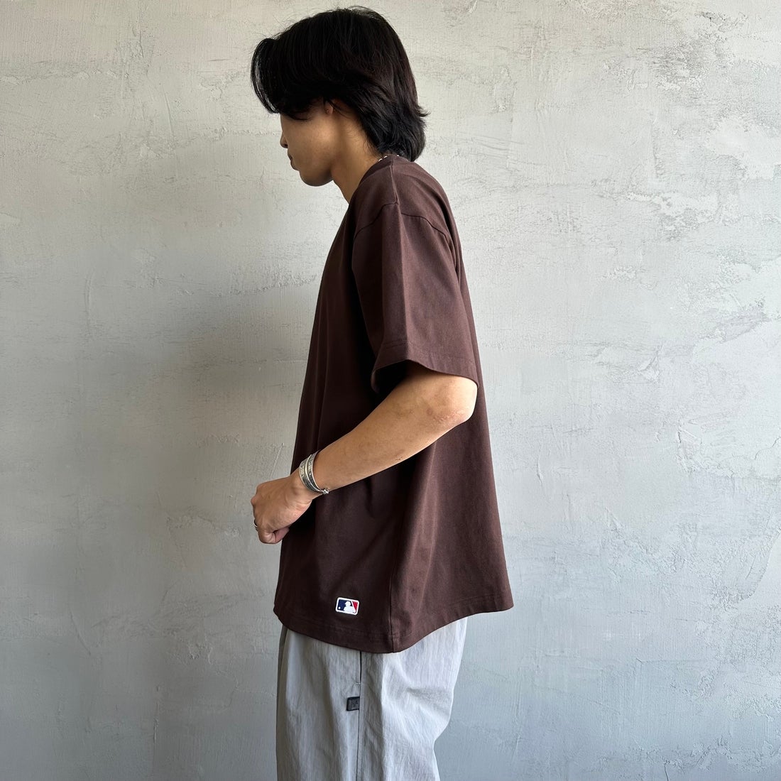 Fanatics [ファナティクス] 別注 MLBバックプリントTシャツ [ML0124FW0013-2-JF] BROWN &&モデル身長：179cm 着用サイズ：L&&