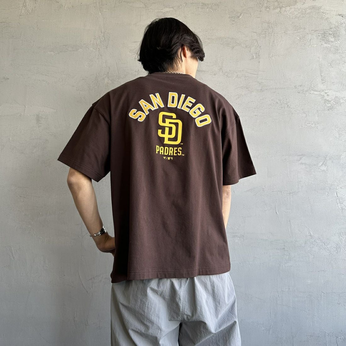 Fanatics [ファナティクス] 別注 MLBバックプリントTシャツ [ML0124FW0013-2-JF] BROWN &&モデル身長：179cm 着用サイズ：L&&