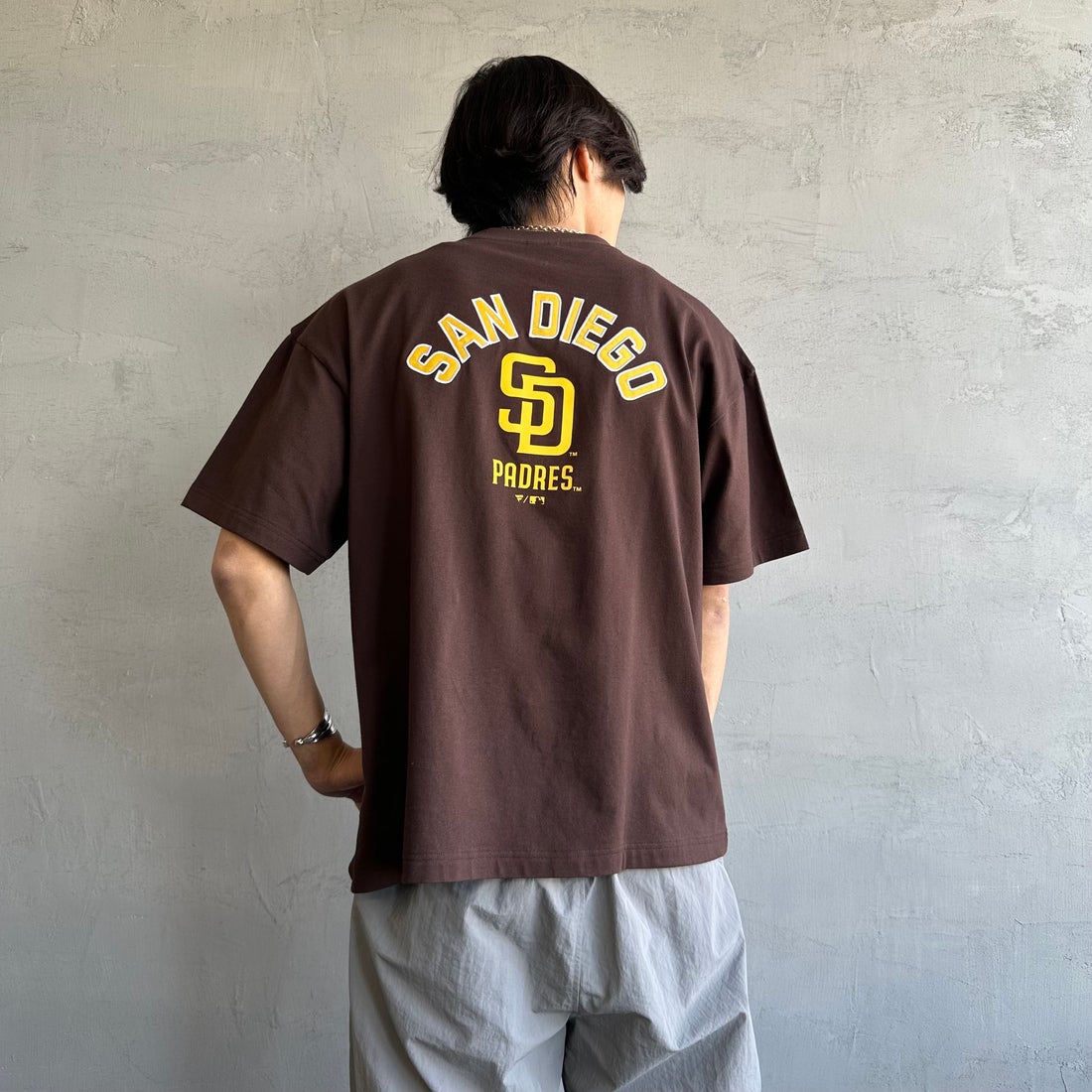 Fanatics [ファナティクス] 別注 MLBバックプリントTシャツ [ML0124FW0013-2-JF] BROWN &&モデル身長：179cm 着用サイズ：L&&