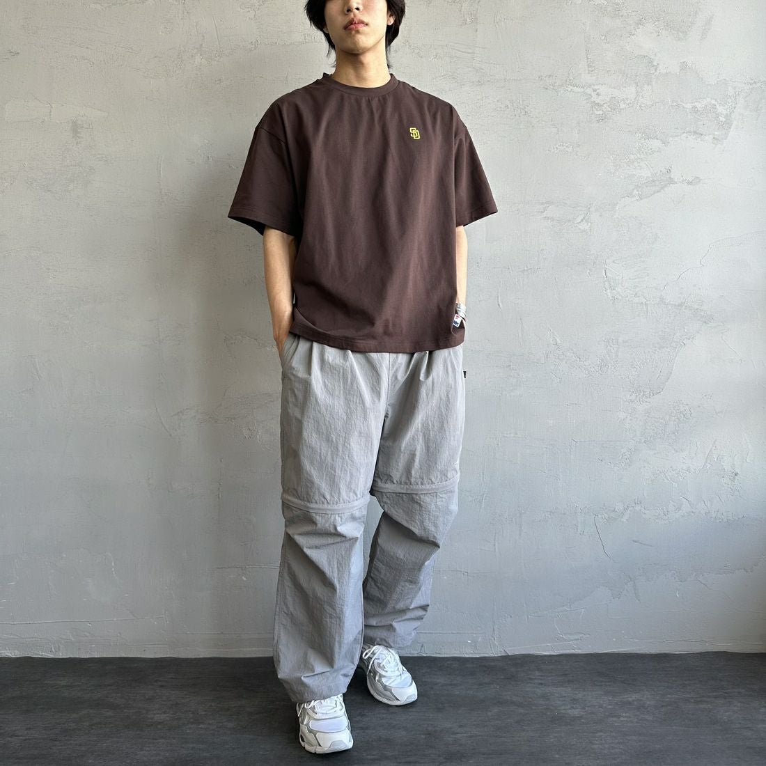 Fanatics [ファナティクス] 別注 MLBバックプリントTシャツ [ML0124FW0013-2-JF] BROWN &&モデル身長：179cm 着用サイズ：L&&