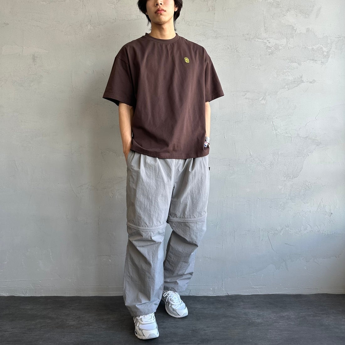 Fanatics [ファナティクス] 別注 MLBバックプリントTシャツ [ML0124FW0013-2-JF] BROWN &&モデル身長：179cm 着用サイズ：L&&