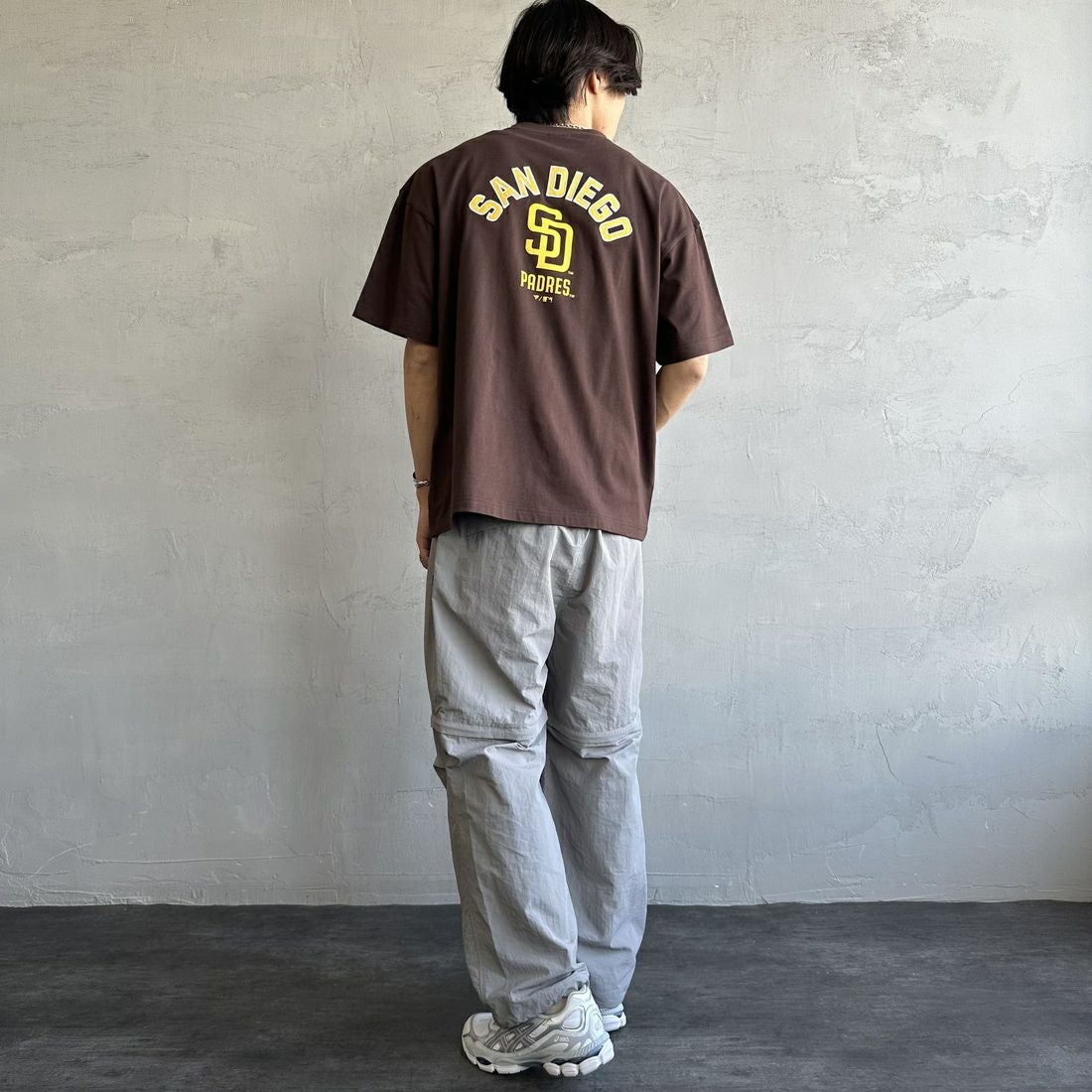 Fanatics [ファナティクス] 別注 MLBバックプリントTシャツ [ML0124FW0013-2-JF] BROWN &&モデル身長：179cm 着用サイズ：L&&