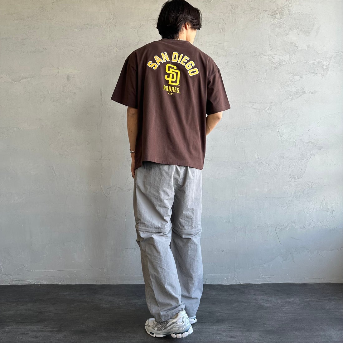 Fanatics [ファナティクス] 別注 MLBバックプリントTシャツ [ML0124FW0013-2-JF] BROWN &&モデル身長：179cm 着用サイズ：L&&