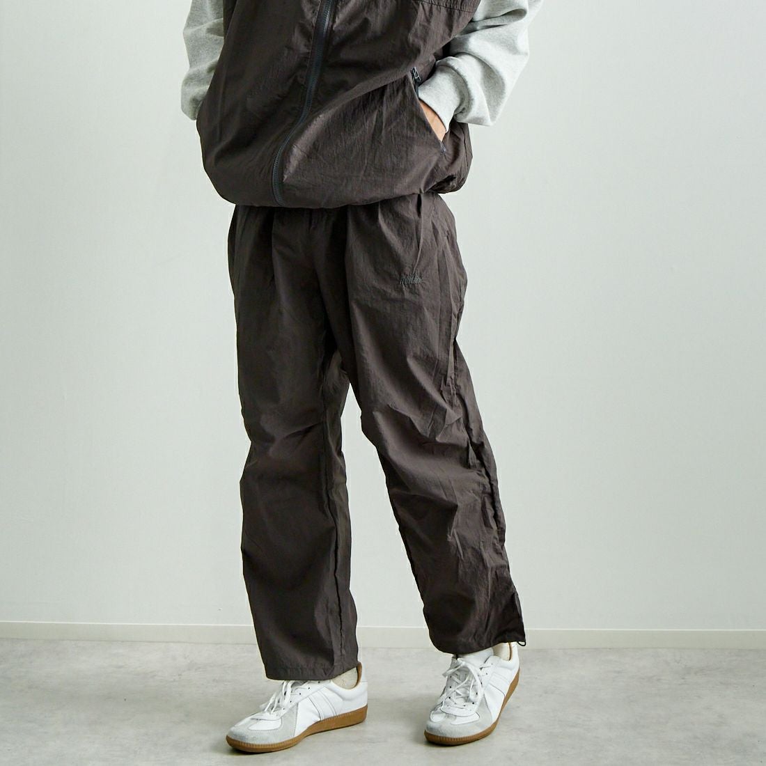 frostline [フロストライン] 別注 ナイロンパンツ [FL7-PT-IN5-JF] CHARCOAL &&モデル身長：179cm 着用サイズ：L&&