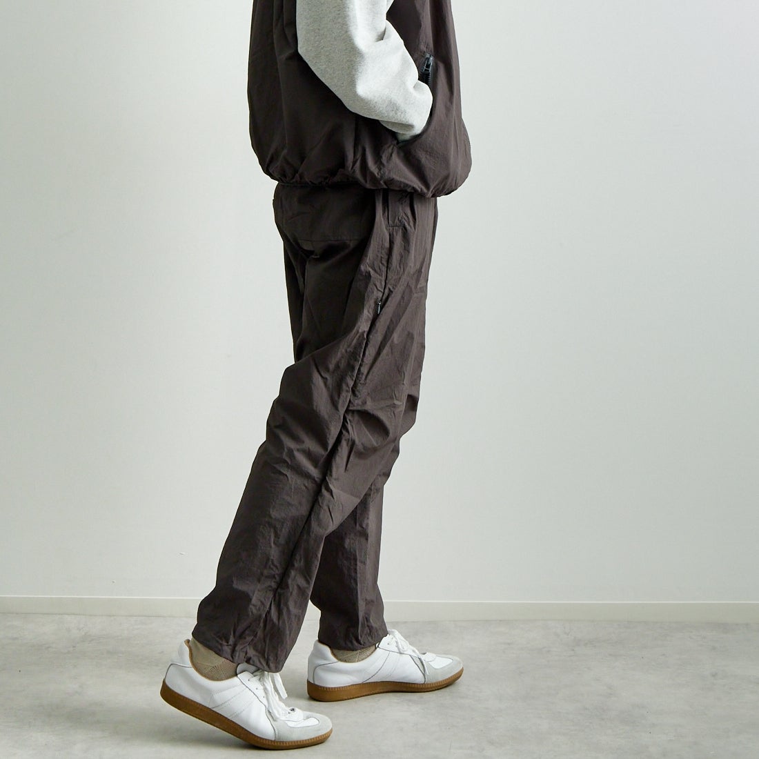 frostline [フロストライン] 別注 ナイロンパンツ [FL7-PT-IN5-JF] CHARCOAL &&モデル身長：179cm 着用サイズ：L&&