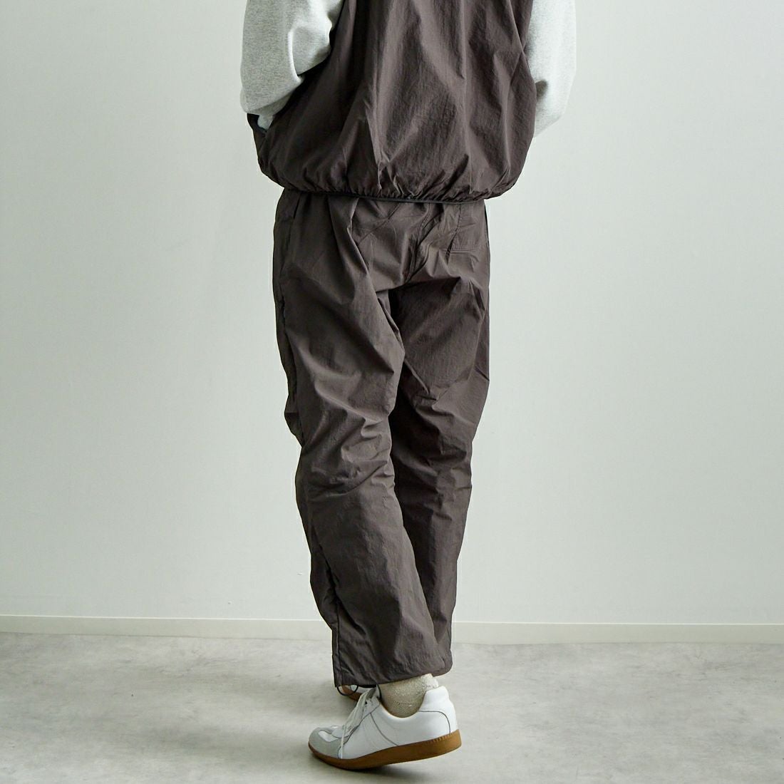 frostline [フロストライン] 別注 ナイロンパンツ [FL7-PT-IN5-JF] CHARCOAL &&モデル身長：179cm 着用サイズ：L&&