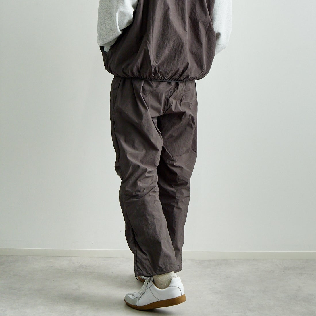 frostline [フロストライン] 別注 ナイロンパンツ [FL7-PT-IN5-JF] CHARCOAL &&モデル身長：179cm 着用サイズ：L&&