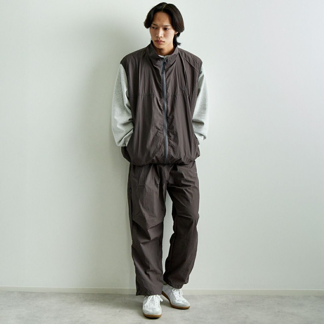 frostline [フロストライン] 別注 ナイロンパンツ [FL7-PT-IN5-JF] CHARCOAL &&モデル身長：179cm 着用サイズ：L&&