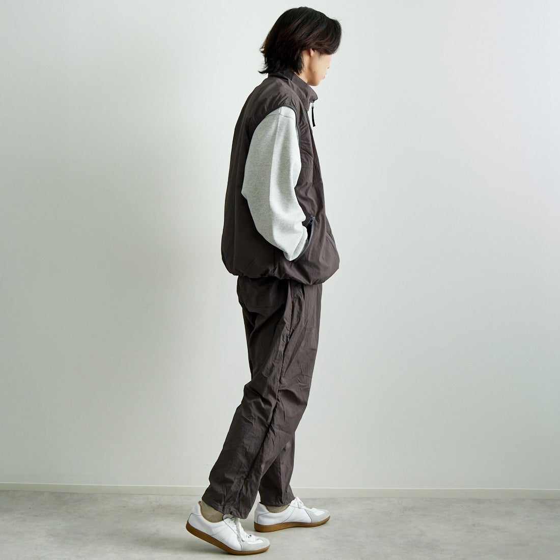 frostline [フロストライン] 別注 ナイロンパンツ [FL7-PT-IN5-JF] CHARCOAL &&モデル身長：179cm 着用サイズ：L&&