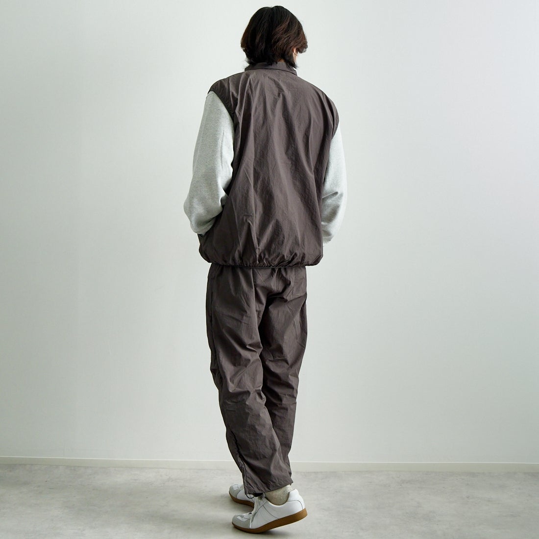 frostline [フロストライン] 別注 ナイロンパンツ [FL7-PT-IN5-JF] CHARCOAL &&モデル身長：179cm 着用サイズ：L&&