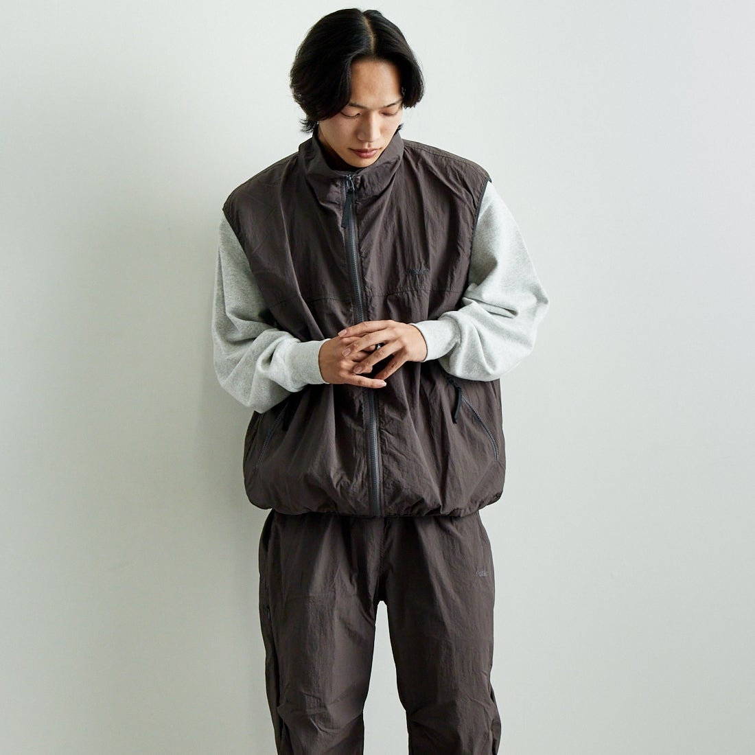 frostline [フロストライン] 別注 ナイロンベスト [FL9-VT-IN5-JF] CHARCOAL &&モデル身長：179cm 着用サイズ：L&&