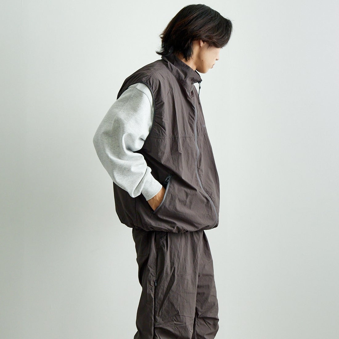 frostline [フロストライン] 別注 ナイロンベスト [FL9-VT-IN5-JF] CHARCOAL &&モデル身長：179cm 着用サイズ：L&&