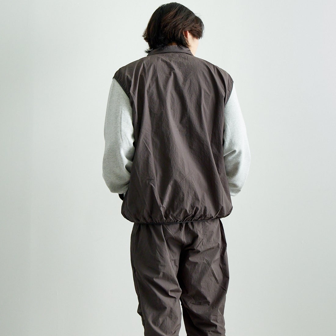 frostline [フロストライン] 別注 ナイロンベスト [FL9-VT-IN5-JF] CHARCOAL &&モデル身長：179cm 着用サイズ：L&&
