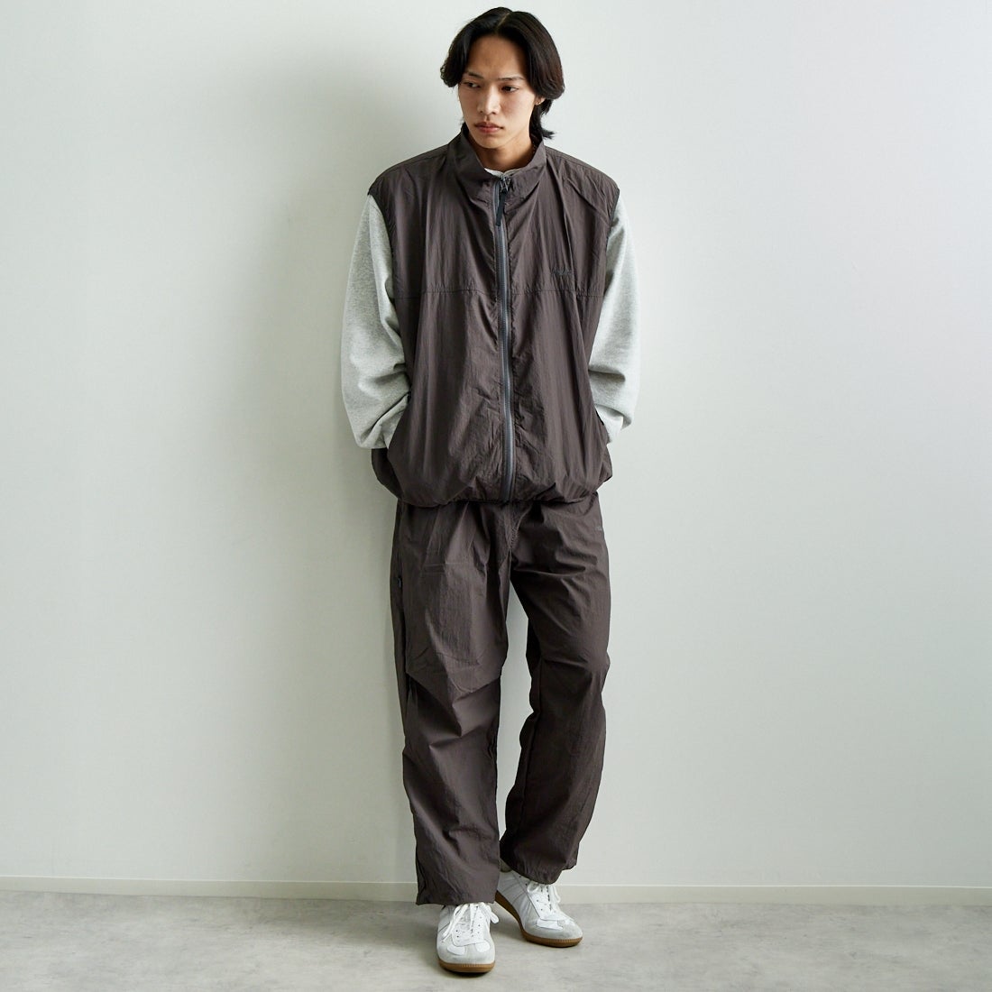 frostline [フロストライン] 別注 ナイロンベスト [FL9-VT-IN5-JF] CHARCOAL &&モデル身長：179cm 着用サイズ：L&&