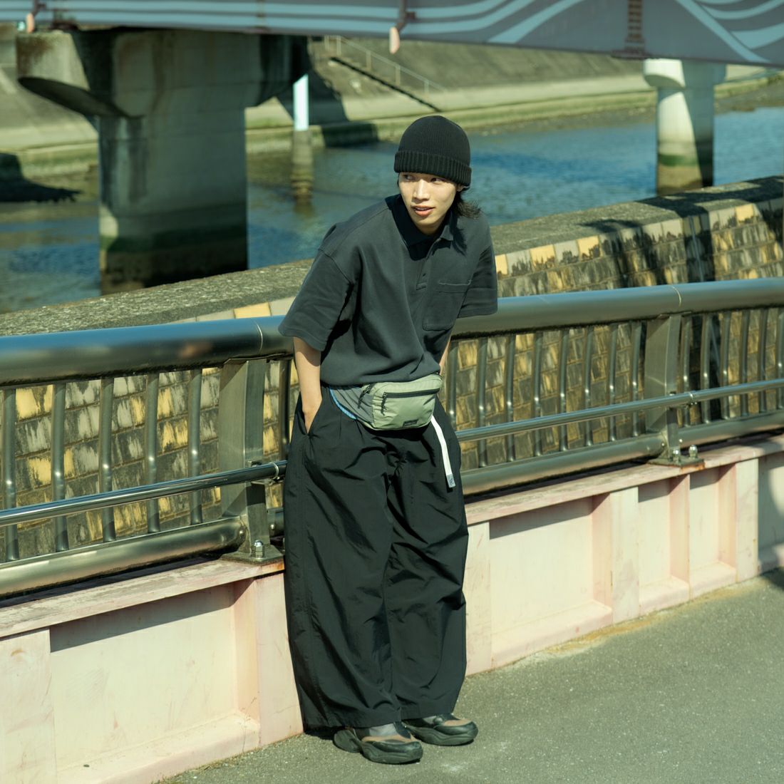 GRAMiCCi [グラミチ] 別注 2タックタッサーナイロンワイドパンツ [GUP5-S2050-JF] BLACK&&モデル身長：179cm 着用サイズ：L&&