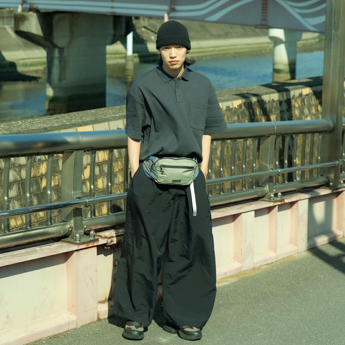 GRAMiCCi [グラミチ] 別注 2タックタッサーナイロンワイドパンツ [GUP5-S2050-JF] BLACK&&モデル身長：179cm 着用サイズ：L&&