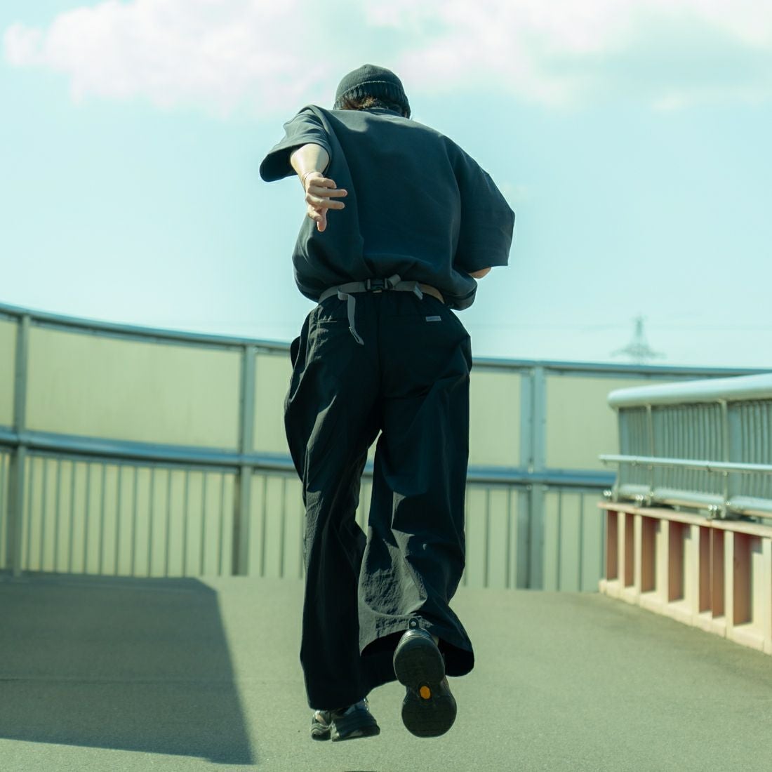 GRAMiCCi [グラミチ] 別注 2タックタッサーナイロンワイドパンツ [GUP5-S2050-JF] BLACK&&モデル身長：179cm 着用サイズ：L&&