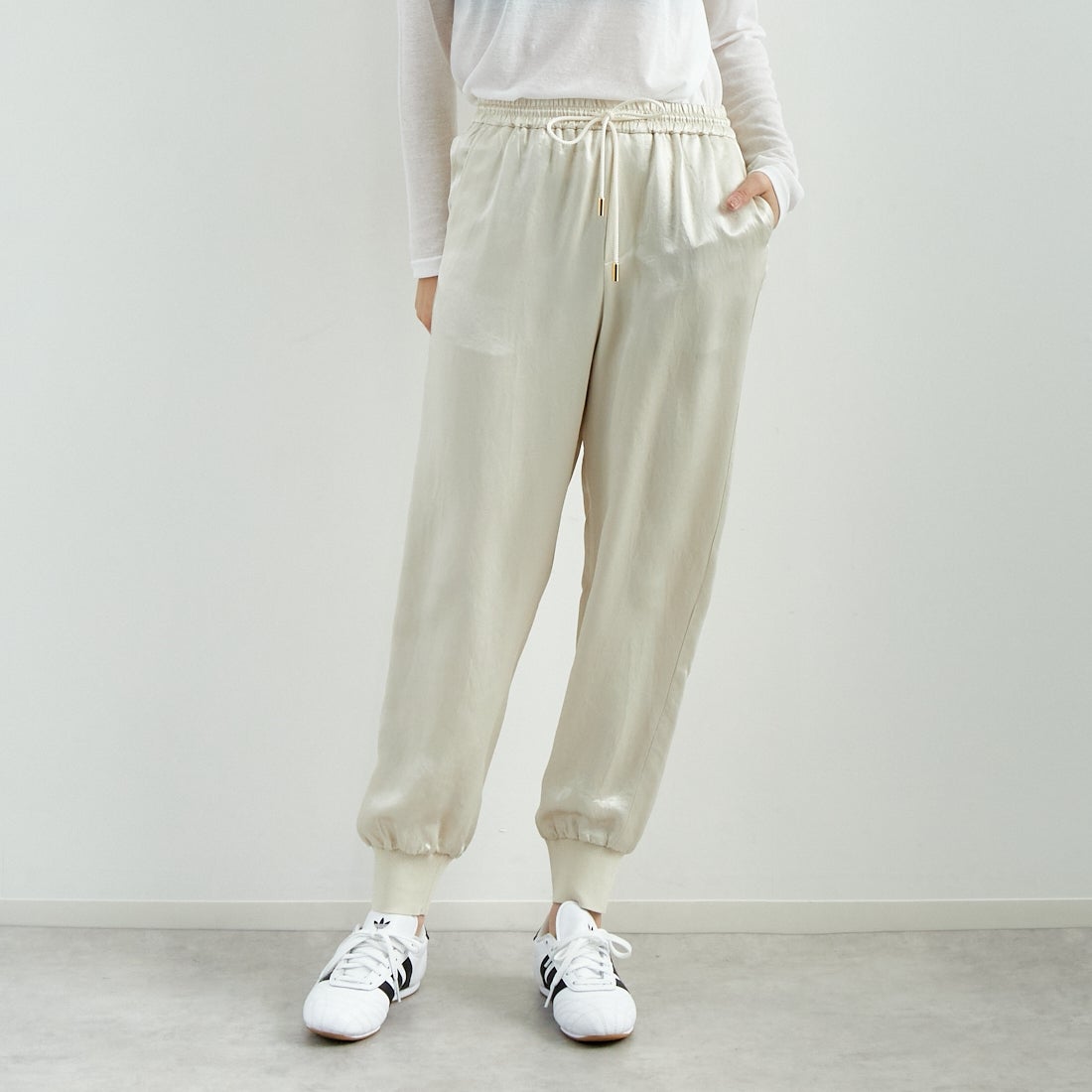 MICA&DEAL [マイカアンドディール] サテンリブパンツ [0125103025] L/BEIGE &&モデル身長：167cm 着用サイズ：F&&