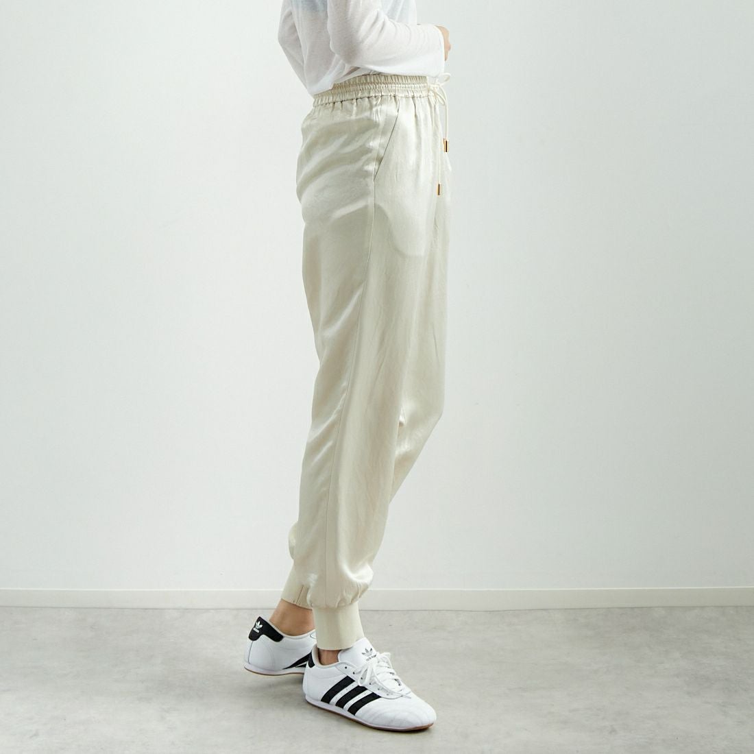 MICA&DEAL [マイカアンドディール] サテンリブパンツ [0125103025] L/BEIGE &&モデル身長：167cm 着用サイズ：F&&