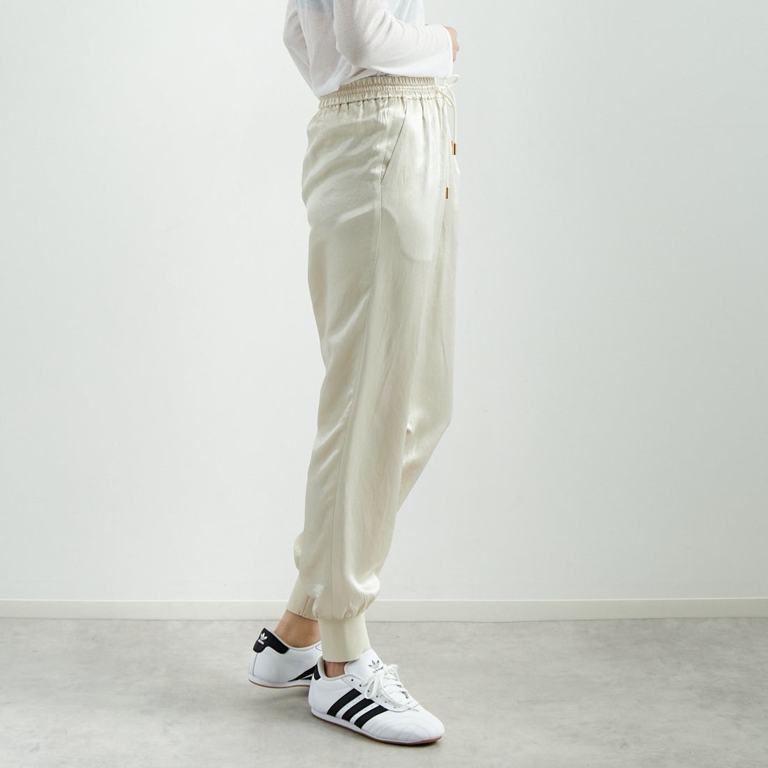 MICA&DEAL [マイカアンドディール] サテンリブパンツ [0125103025] L/BEIGE &&モデル身長：167cm 着用サイズ：F&&