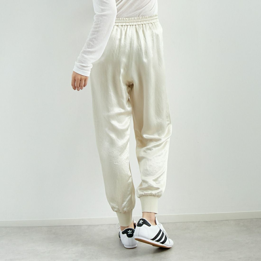 MICA&DEAL [マイカアンドディール] サテンリブパンツ [0125103025] L/BEIGE &&モデル身長：167cm 着用サイズ：F&&