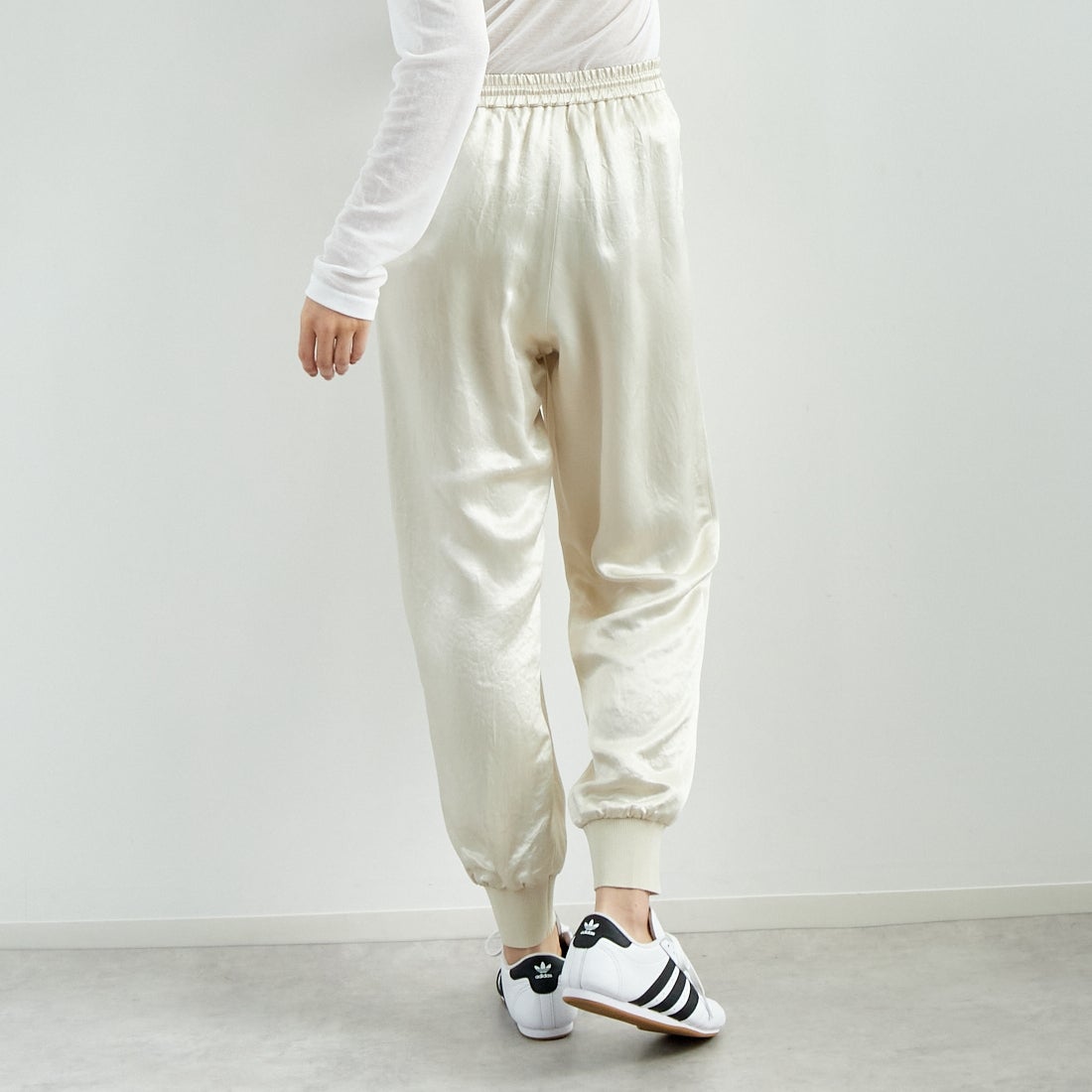 MICA&DEAL [マイカアンドディール] サテンリブパンツ [0125103025] L/BEIGE &&モデル身長：167cm 着用サイズ：F&&