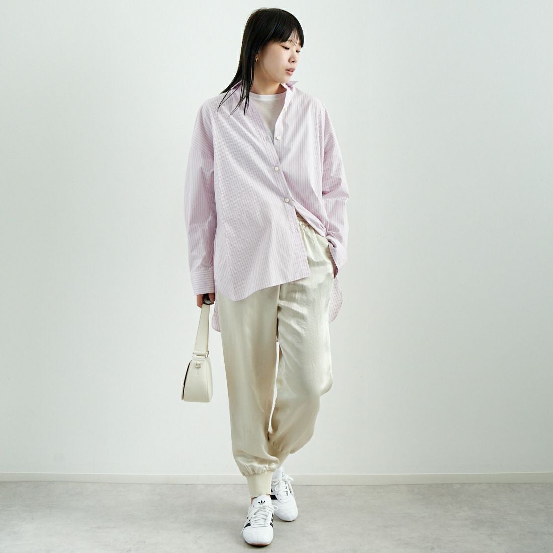 MICA&DEAL [マイカアンドディール] サテンリブパンツ [0125103025] L/BEIGE &&モデル身長：167cm 着用サイズ：F&&