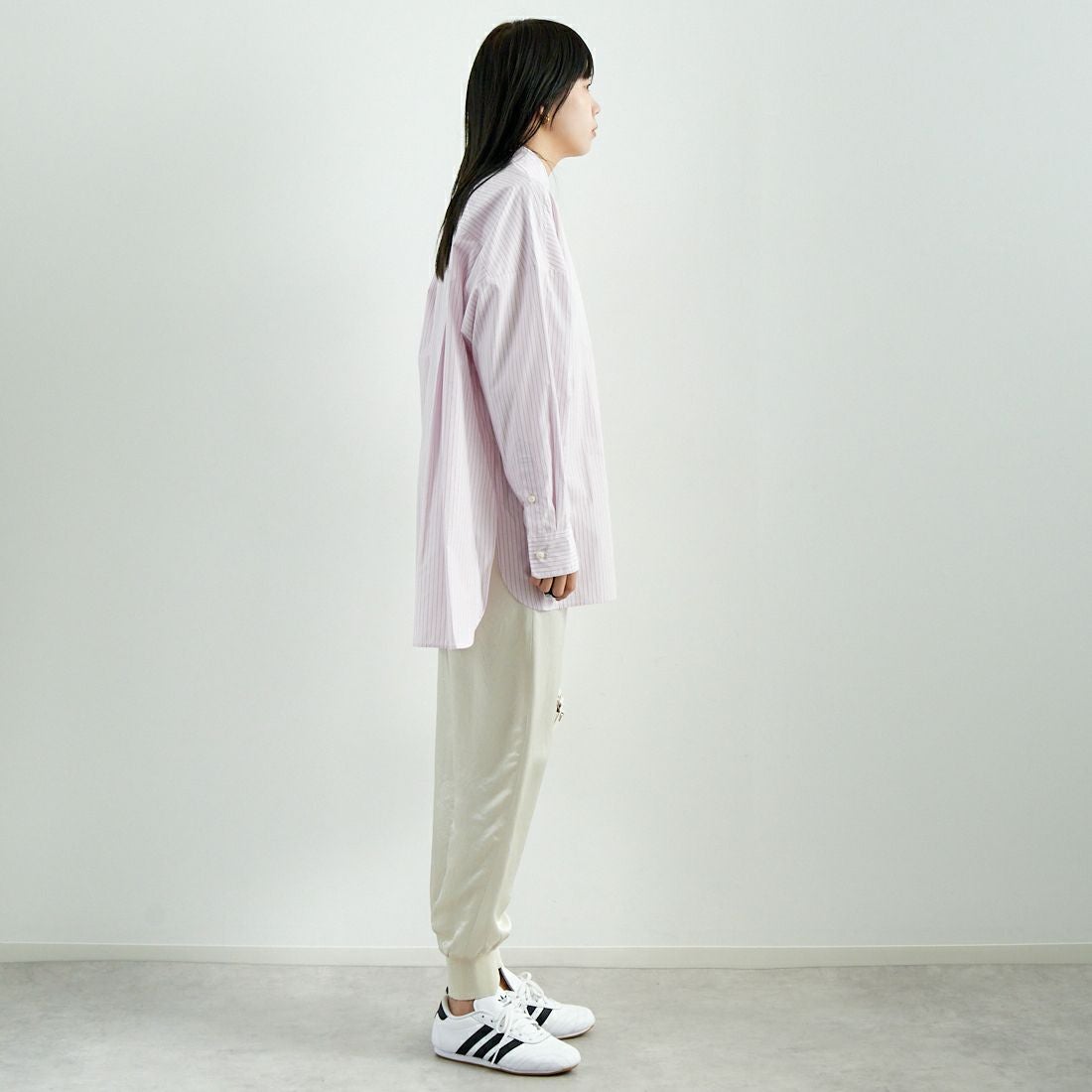 MICA&DEAL [マイカアンドディール] サテンリブパンツ [0125103025] L/BEIGE &&モデル身長：167cm 着用サイズ：F&&