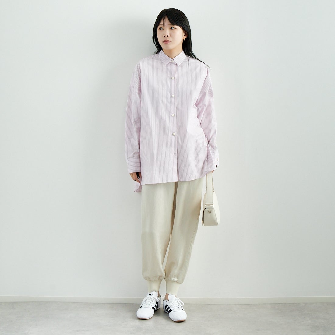 MICA&DEAL [マイカアンドディール] サテンリブパンツ [0125103025] L/BEIGE &&モデル身長：167cm 着用サイズ：F&&