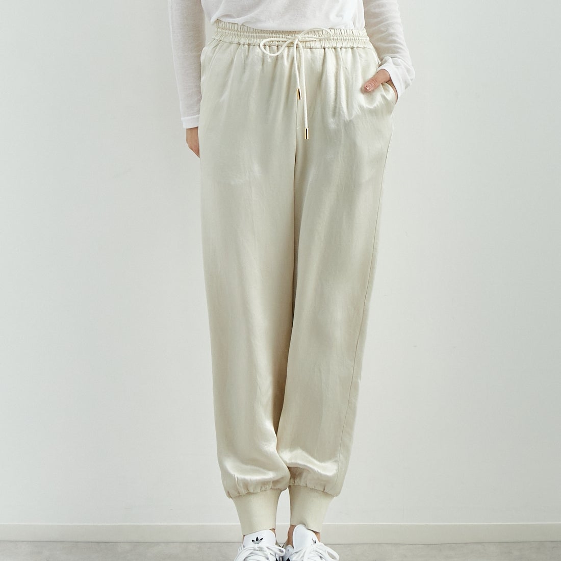 MICA&DEAL [マイカアンドディール] サテンリブパンツ [0125103025] L/BEIGE &&モデル身長：167cm 着用サイズ：F&&