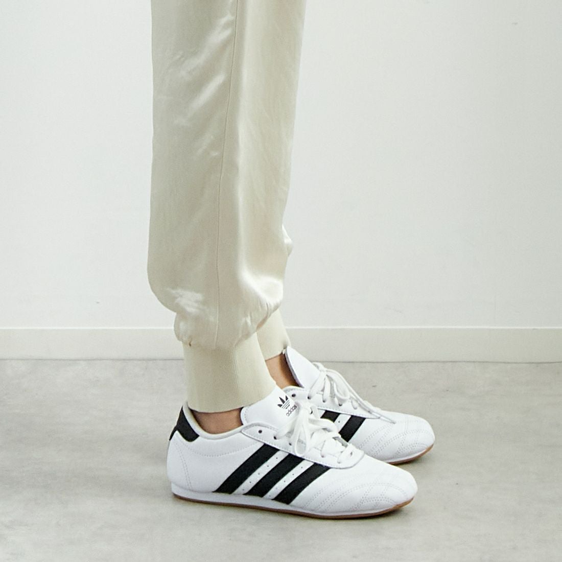 MICA&DEAL [マイカアンドディール] サテンリブパンツ [0125103025] L/BEIGE &&モデル身長：167cm 着用サイズ：F&&