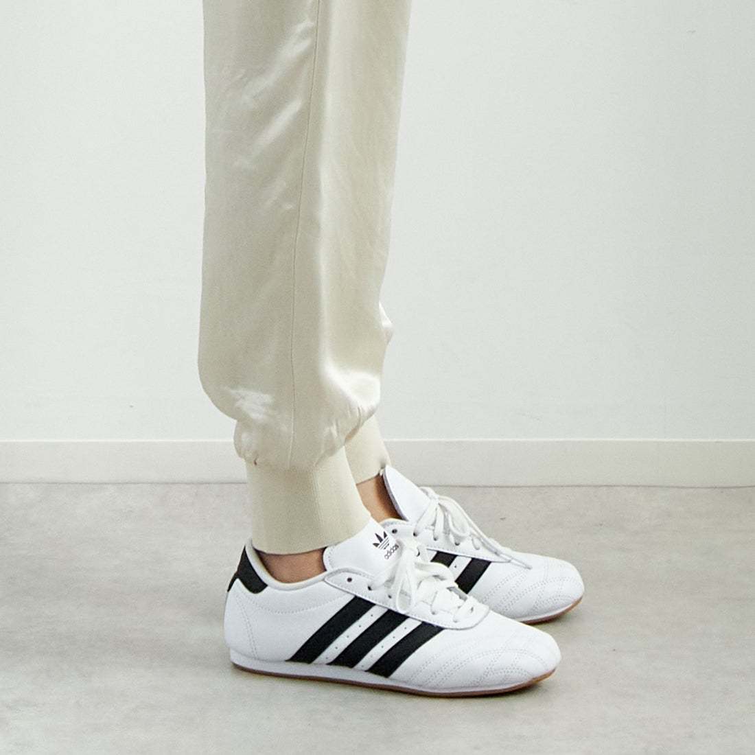 MICA&DEAL [マイカアンドディール] サテンリブパンツ [0125103025] L/BEIGE &&モデル身長：167cm 着用サイズ：F&&