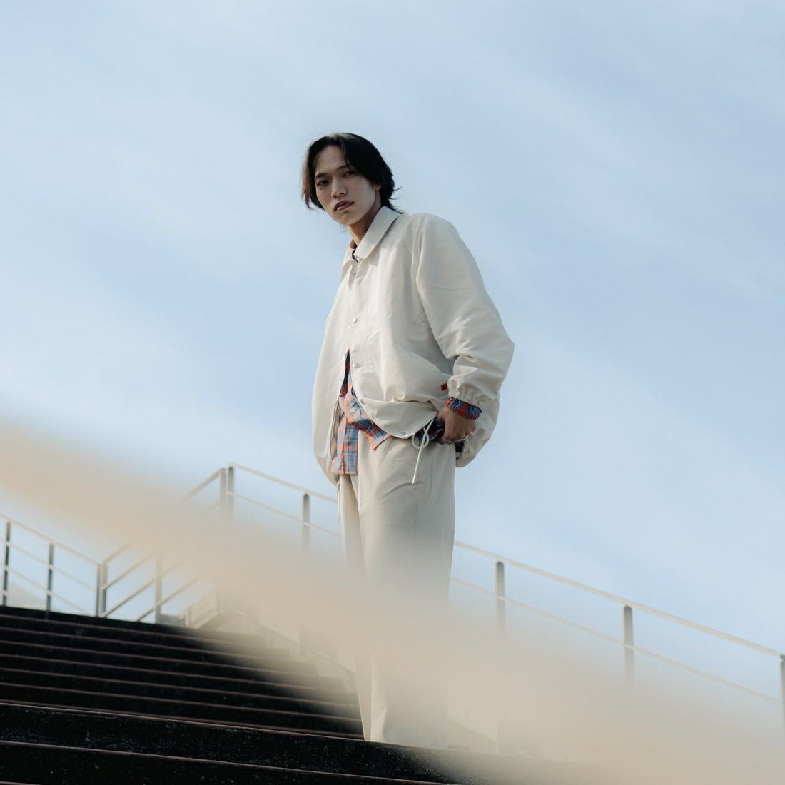 UNIVERSAL OVERALL [ユニバーサルオーバーオール] 別注 コーチジャケット [U2511422IN-JF] OFF &&モデル身長：179cm 着用サイズ：L&&