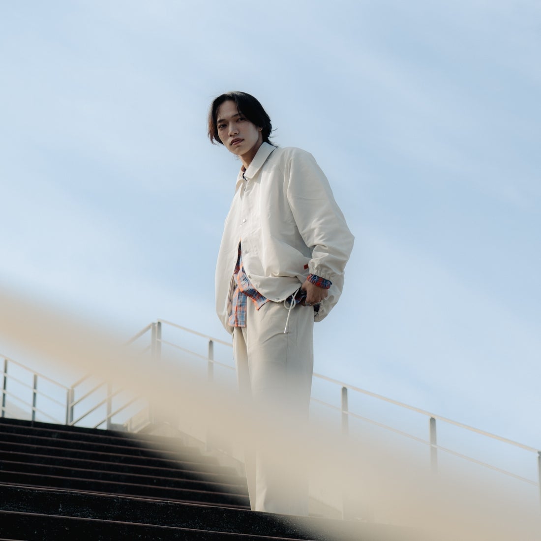 UNIVERSAL OVERALL [ユニバーサルオーバーオール] 別注 コーチジャケット [U2511422IN-JF] OFF &&モデル身長：179cm 着用サイズ：L&&