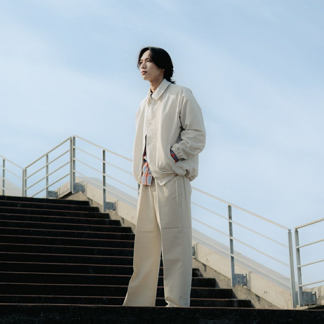 UNIVERSAL OVERALL [ユニバーサルオーバーオール] 別注 コーチジャケット [U2511422IN-JF] OFF &&モデル身長：179cm 着用サイズ：L&&