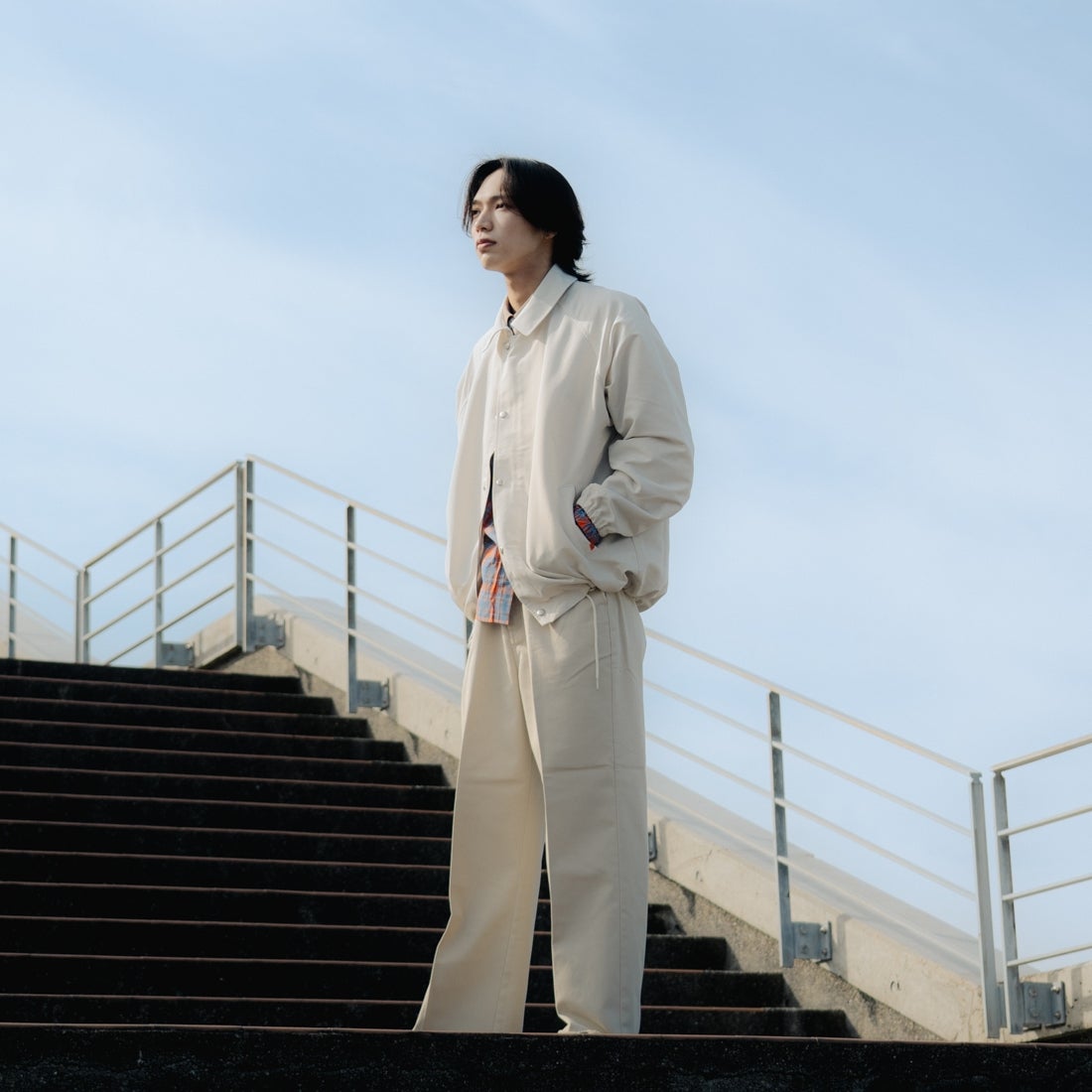 UNIVERSAL OVERALL [ユニバーサルオーバーオール] 別注 コーチジャケット [U2511422IN-JF] OFF &&モデル身長：179cm 着用サイズ：L&&