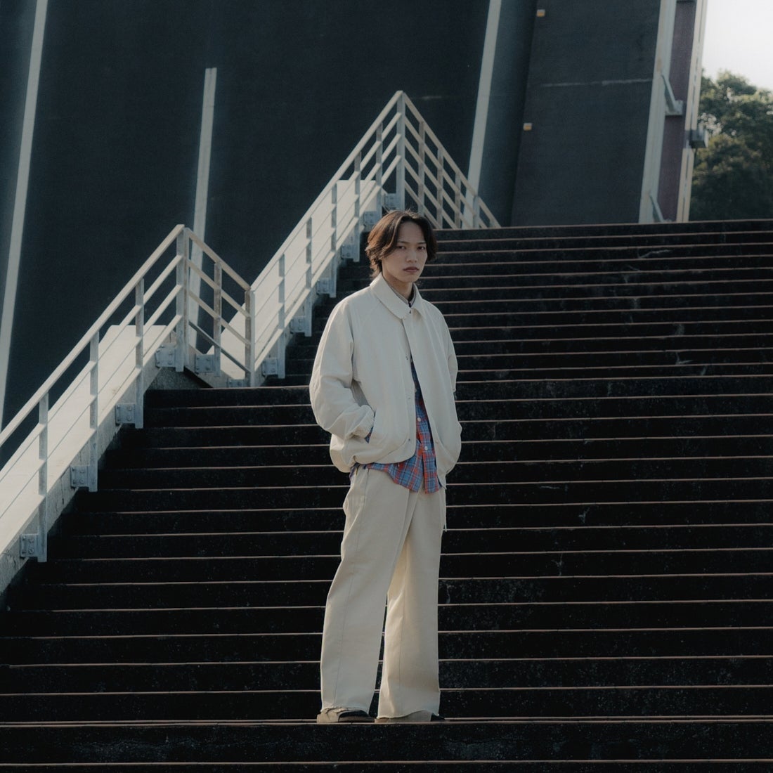 UNIVERSAL OVERALL [ユニバーサルオーバーオール] 別注 コーチジャケット [U2511422IN-JF] OFF &&モデル身長：179cm 着用サイズ：L&&