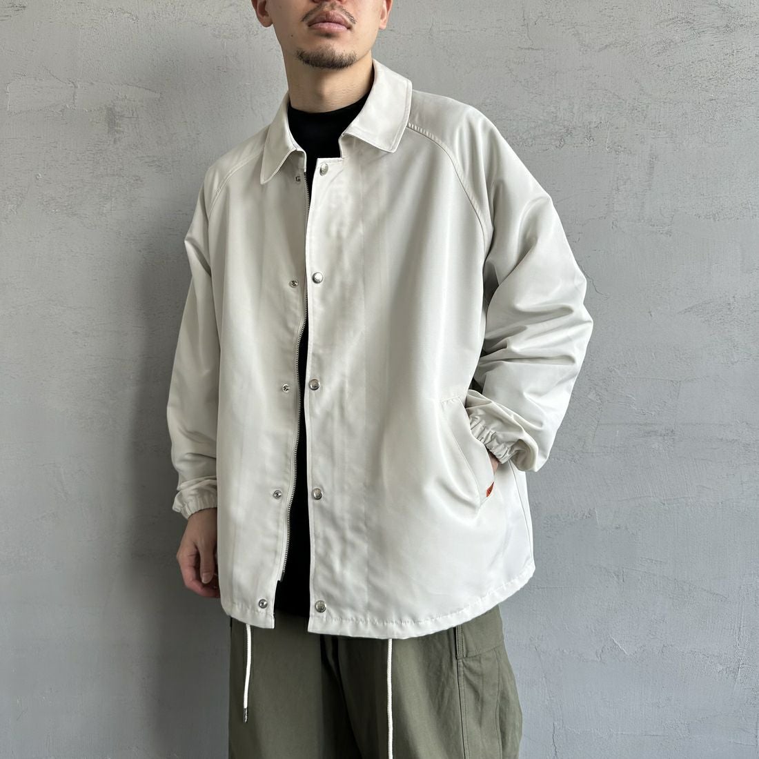 UNIVERSAL OVERALL [ユニバーサルオーバーオール] 別注 コーチジャケット [U2511422IN-JF] OFF &&モデル身長：168cm 着用サイズ：M&&