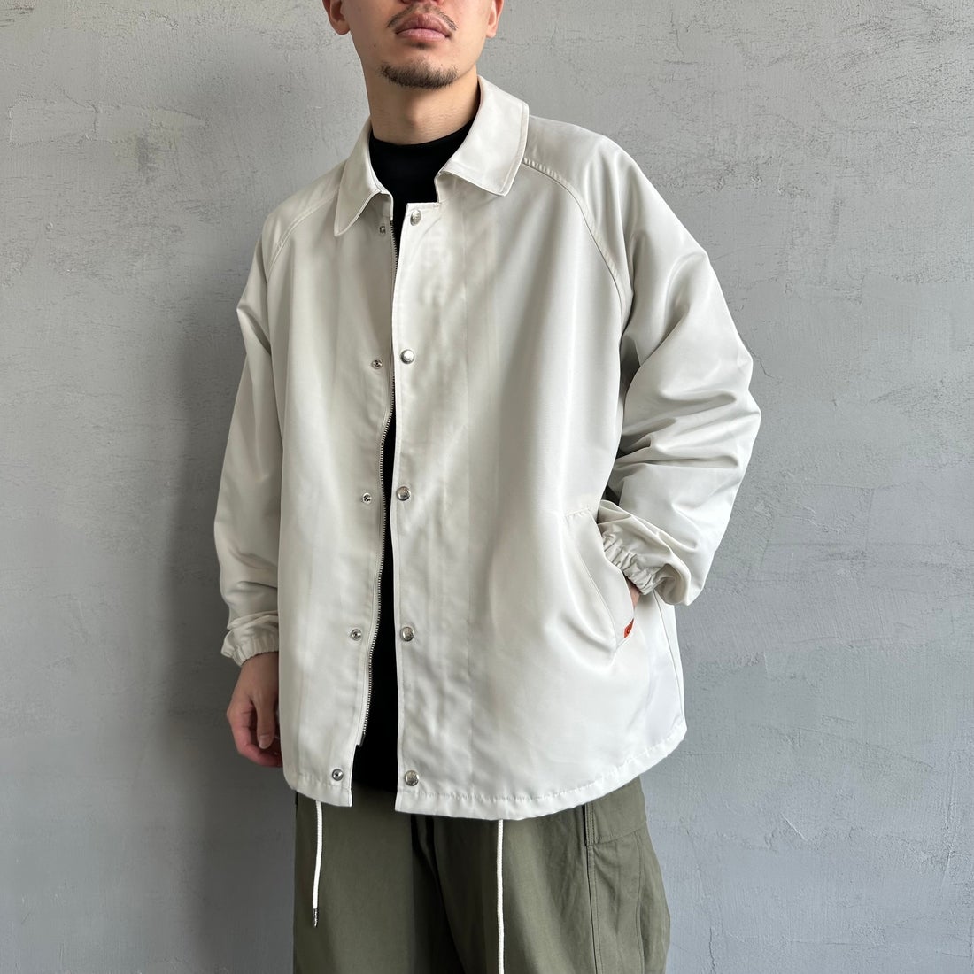 UNIVERSAL OVERALL [ユニバーサルオーバーオール] 別注 コーチジャケット [U2511422IN-JF] OFF &&モデル身長：168cm 着用サイズ：M&&