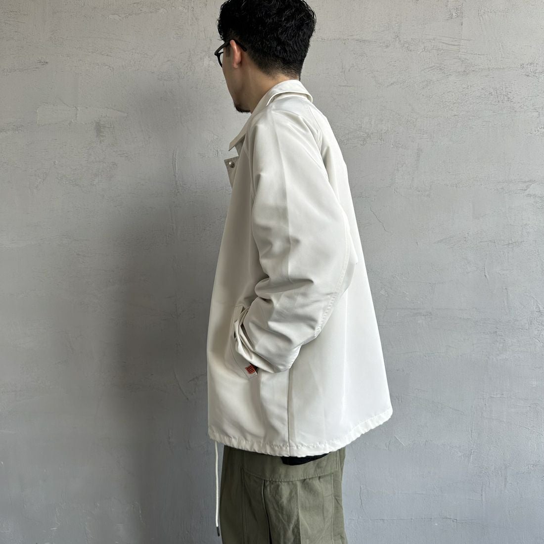 UNIVERSAL OVERALL [ユニバーサルオーバーオール] 別注 コーチジャケット [U2511422IN-JF] OFF &&モデル身長：168cm 着用サイズ：M&&