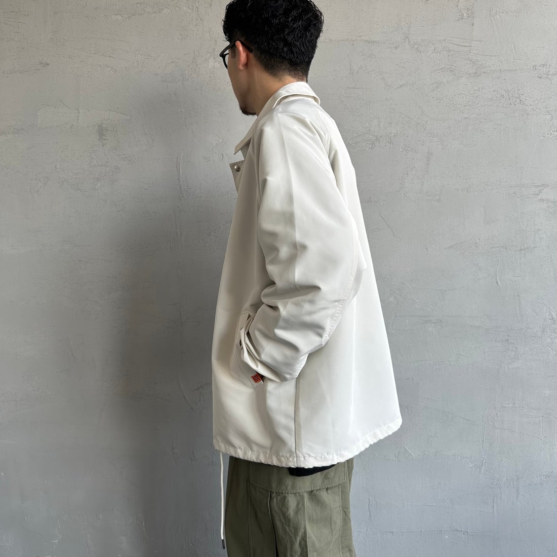 UNIVERSAL OVERALL [ユニバーサルオーバーオール] 別注 コーチジャケット [U2511422IN-JF] OFF &&モデル身長：168cm 着用サイズ：M&&