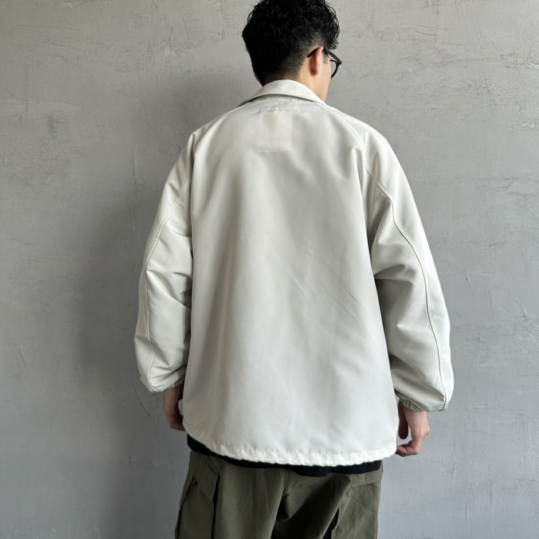 UNIVERSAL OVERALL [ユニバーサルオーバーオール] 別注 コーチジャケット [U2511422IN-JF] OFF &&モデル身長：168cm 着用サイズ：M&&