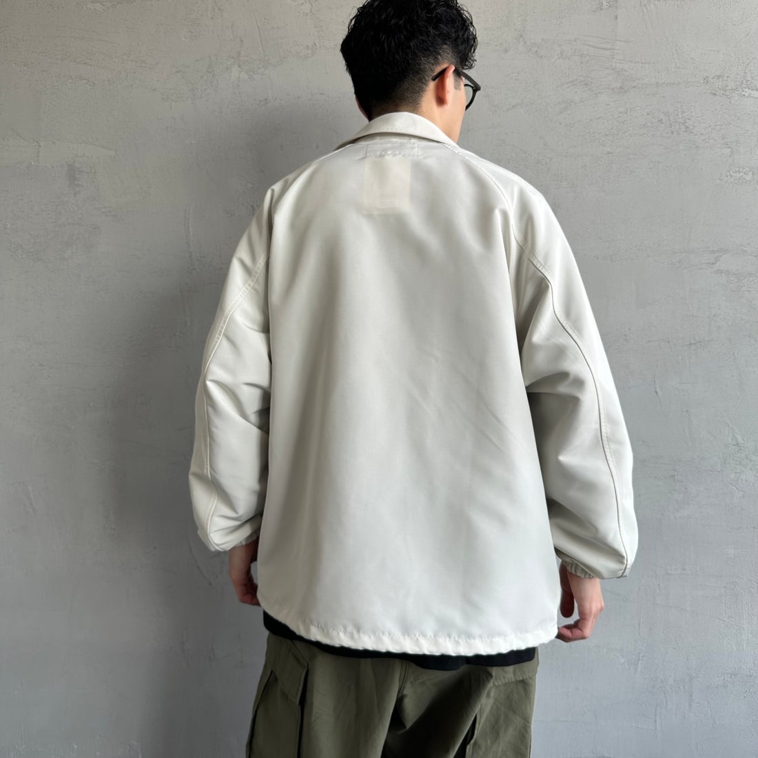 UNIVERSAL OVERALL [ユニバーサルオーバーオール] 別注 コーチジャケット [U2511422IN-JF] OFF &&モデル身長：168cm 着用サイズ：M&&