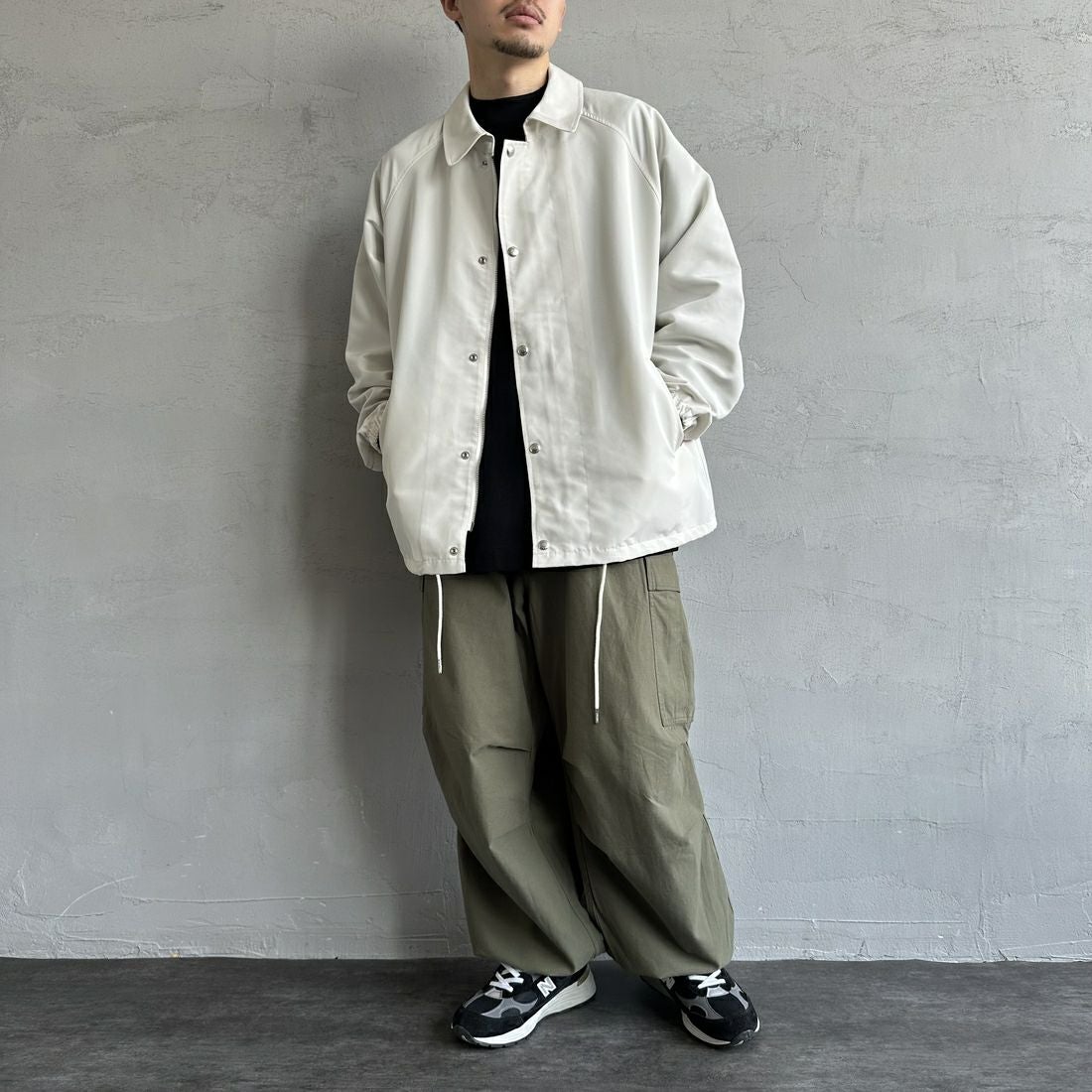 UNIVERSAL OVERALL [ユニバーサルオーバーオール] 別注 コーチジャケット [U2511422IN-JF] OFF &&モデル身長：168cm 着用サイズ：M&&