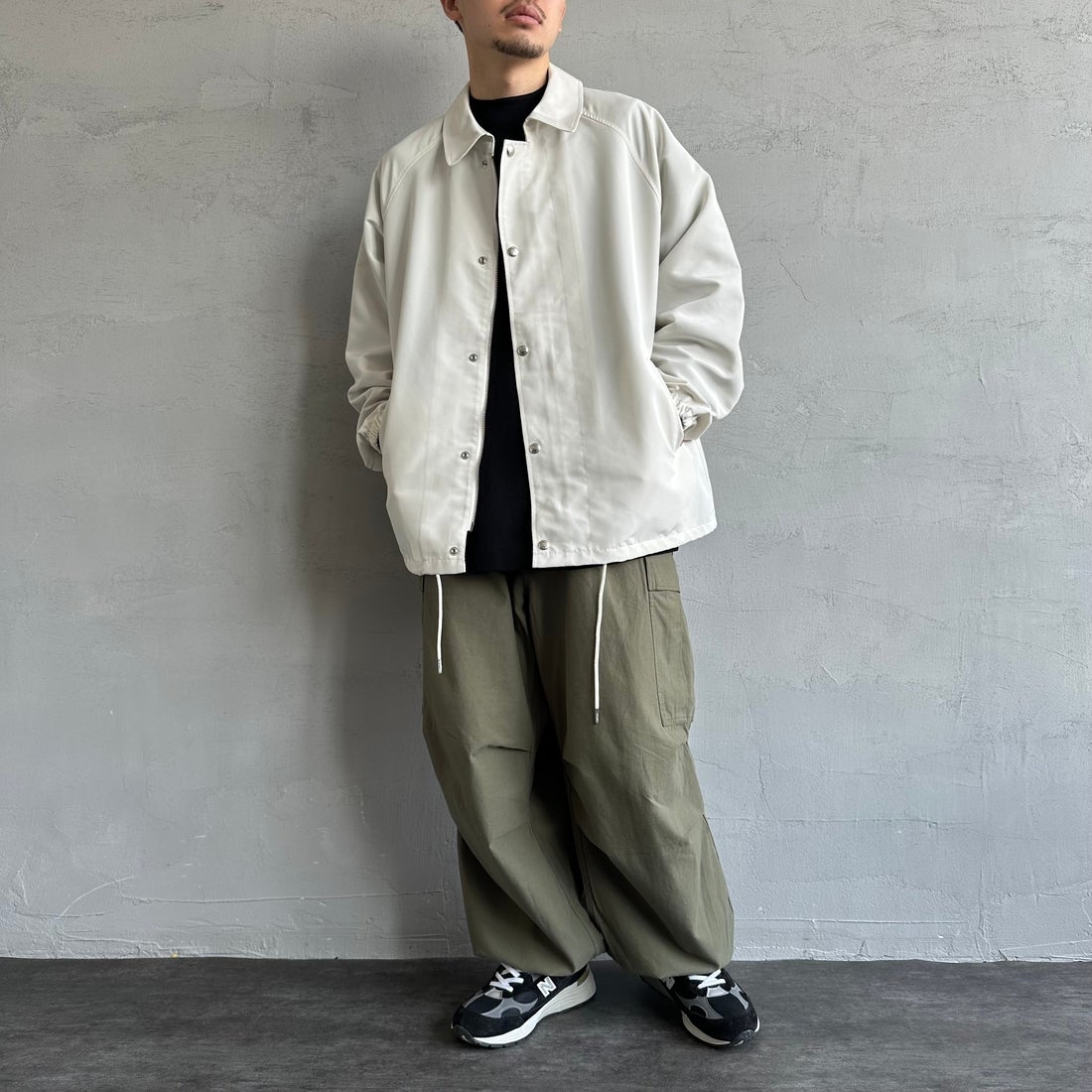 UNIVERSAL OVERALL [ユニバーサルオーバーオール] 別注 コーチジャケット [U2511422IN-JF] OFF &&モデル身長：168cm 着用サイズ：M&&